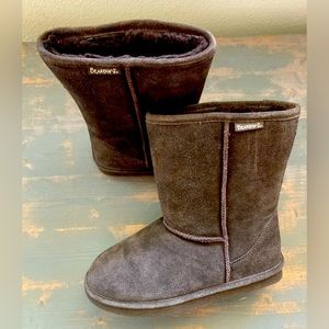 Bearpaw Women Emma Brown Suede Short Shearling Pull On Boots Size 8/9 Like New